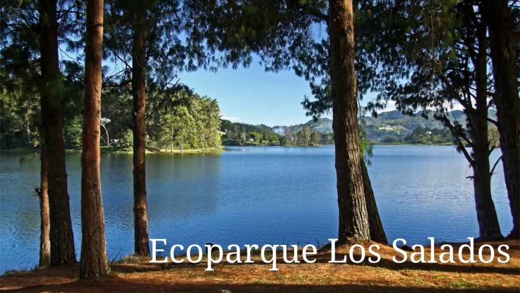 Vista panorámica de la Represa La Fe en el Ecoparque Los Salados, un destino ideal para disfrutar la naturaleza cerca de Medellín.